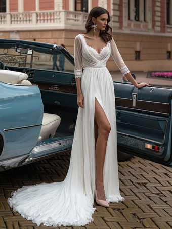 Vestido de novia bohemio de encaje con frente dividido línea A con tren sin espalda media manga con cuello en V marfil